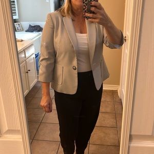 Chic Women's Light Gray Blazer